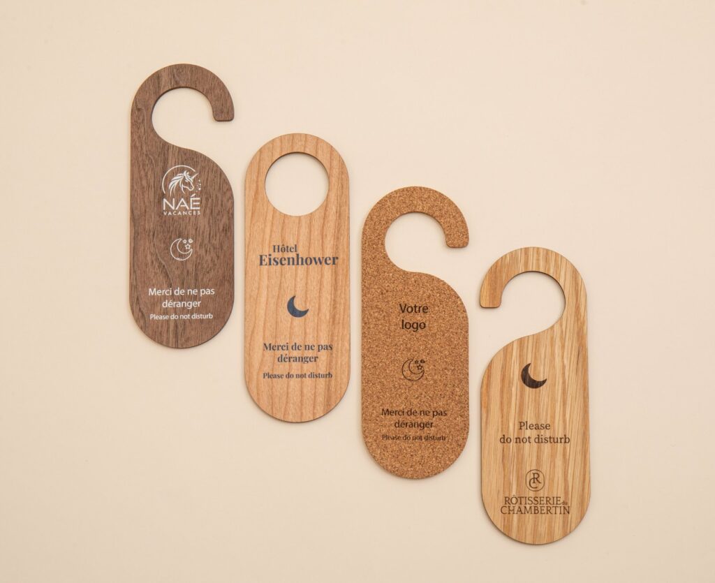 essences bois accroche porte hotel messages
